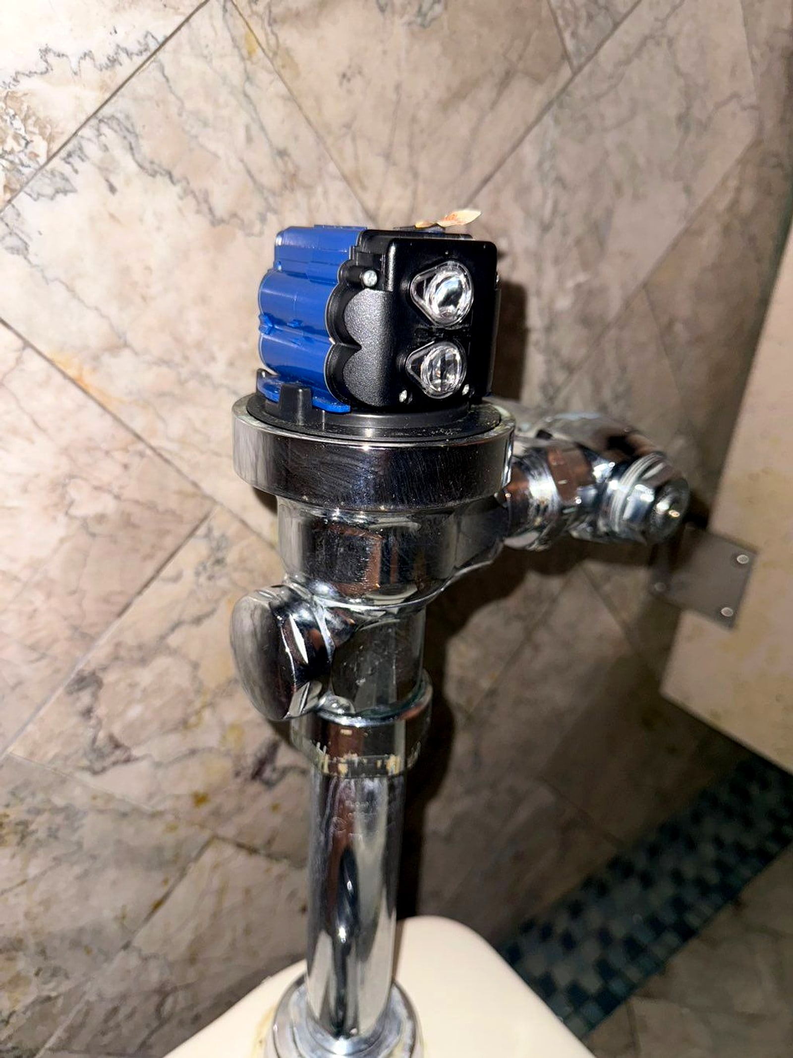 Commercial flush valve with a sensor head